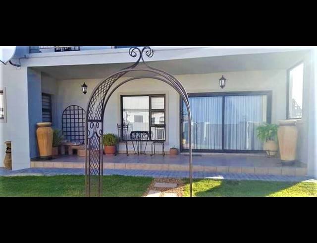 6 BEDROOM HOUSE FOR SALE IN BRITANNIA BAY